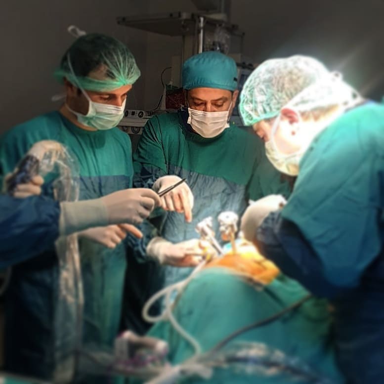 Ameliyathanede Prof. Dr. Mutlu Ateş